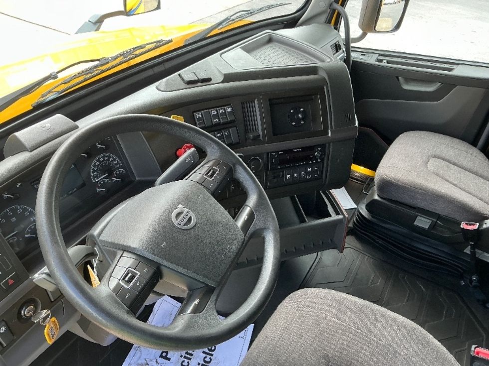 Sleeper Tractor-Heavy Duty Tractors-Volvo-2022-VNL64760-East Chicago-IN-406,524\n\t\tmiles-$ 77,000 - Image 10