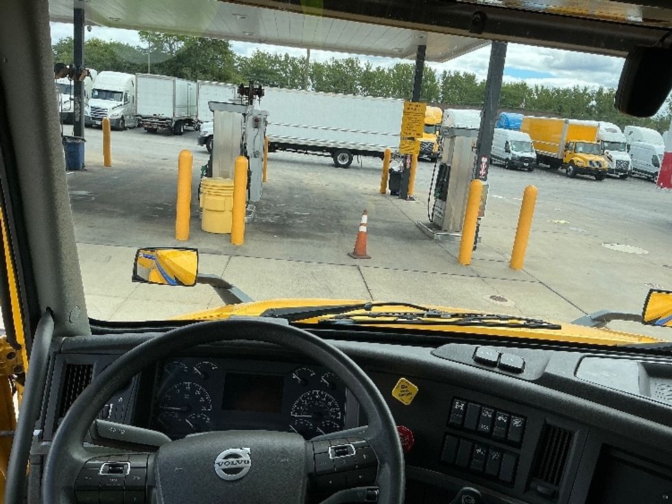 Sleeper Tractor-Heavy Duty Tractors-Volvo-2022-VNL64760-East Chicago-IN-406,524\n\t\tmiles-$ 77,000 - Image 11