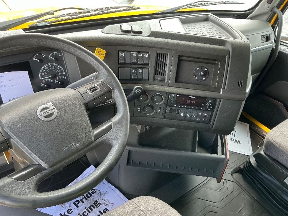Sleeper Tractor-Heavy Duty Tractors-Volvo-2022-VNL64760-East Chicago-IN-406,524\n\t\tmiles-$ 77,000 - Image 12