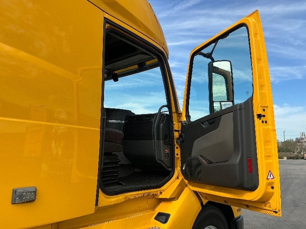 Sleeper Tractor-Heavy Duty Tractors-Volvo-2022-VNL64760-East Chicago-IN-406,524\n\t\tmiles-$ 77,000 - Image 13