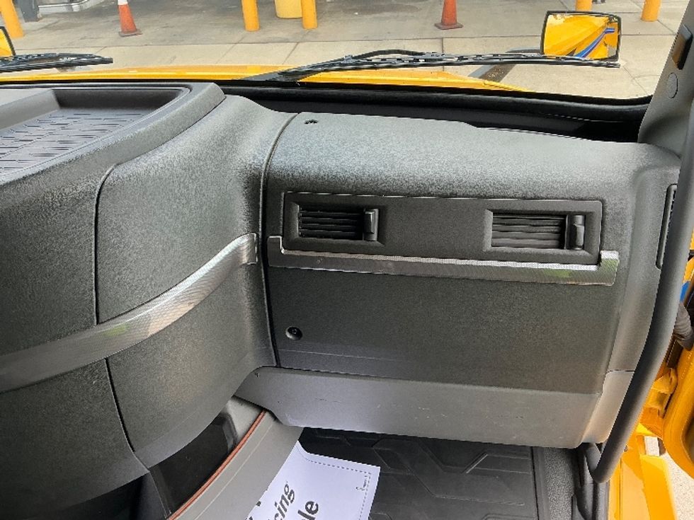 Sleeper Tractor-Heavy Duty Tractors-Volvo-2022-VNL64760-East Chicago-IN-406,524\n\t\tmiles-$ 77,000 - Image 14