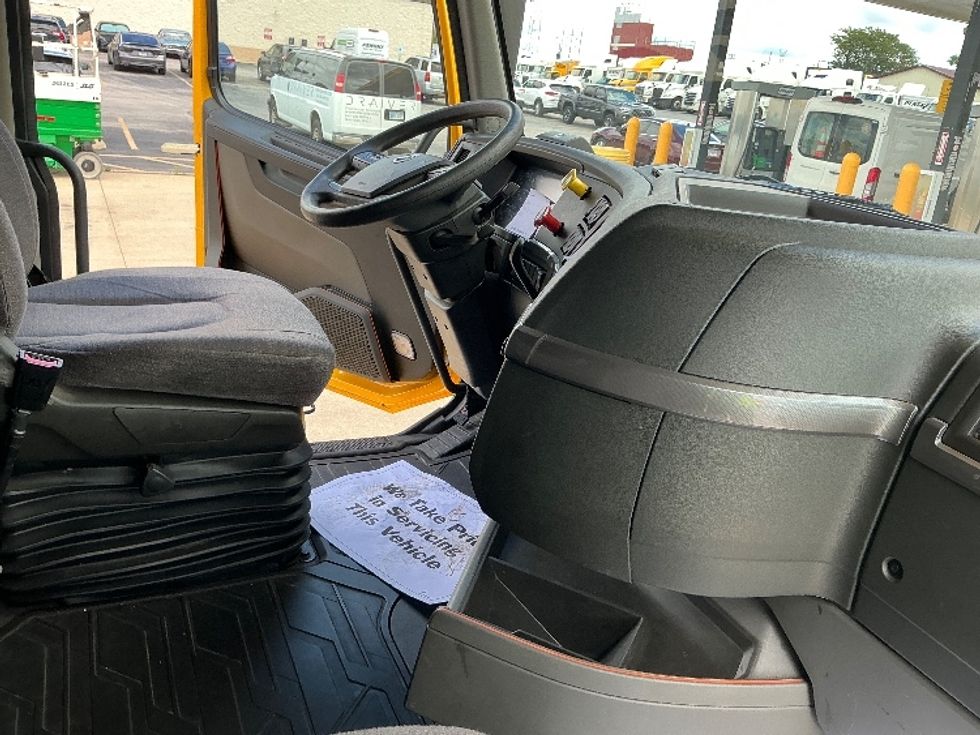 Sleeper Tractor-Heavy Duty Tractors-Volvo-2022-VNL64760-East Chicago-IN-406,524\n\t\tmiles-$ 77,000 - Image 15