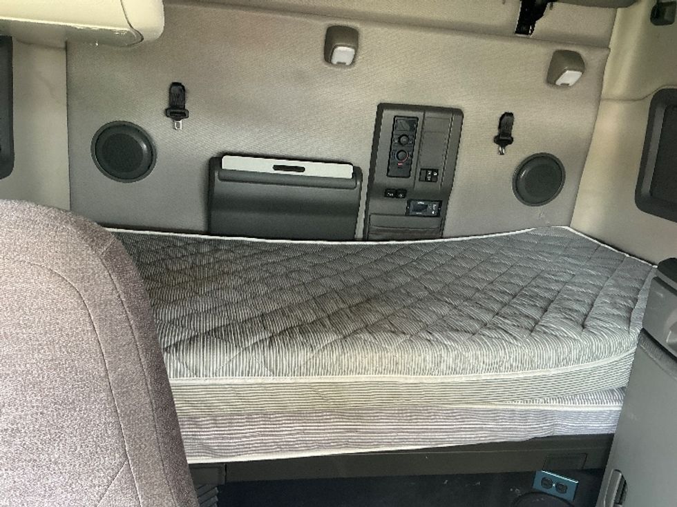 Sleeper Tractor-Heavy Duty Tractors-Volvo-2022-VNL64760-East Chicago-IN-406,524\n\t\tmiles-$ 77,000 - Image 16