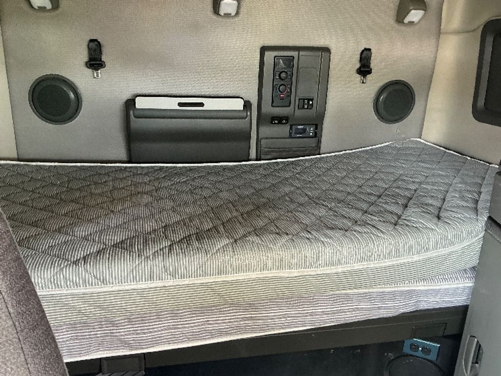 Sleeper Tractor-Heavy Duty Tractors-Volvo-2022-VNL64760-East Chicago-IN-406,524\n\t\tmiles-$ 77,000 - Image 17