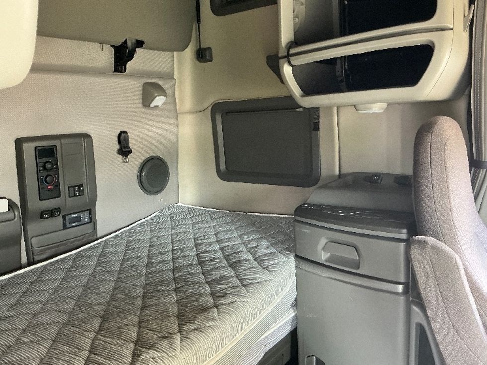 Sleeper Tractor-Heavy Duty Tractors-Volvo-2022-VNL64760-East Chicago-IN-406,524\n\t\tmiles-$ 77,000 - Image 18