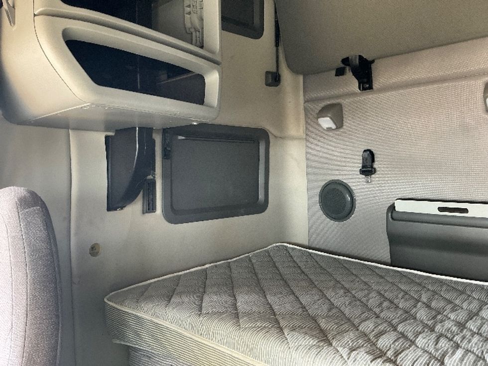 Sleeper Tractor-Heavy Duty Tractors-Volvo-2022-VNL64760-East Chicago-IN-406,524\n\t\tmiles-$ 77,000 - Image 19