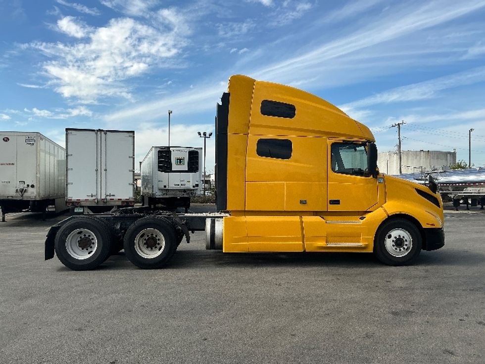 Sleeper Tractor-Heavy Duty Tractors-Volvo-2022-VNL64760-East Chicago-IN-406,524\n\t\tmiles-$ 77,000 - Image 8