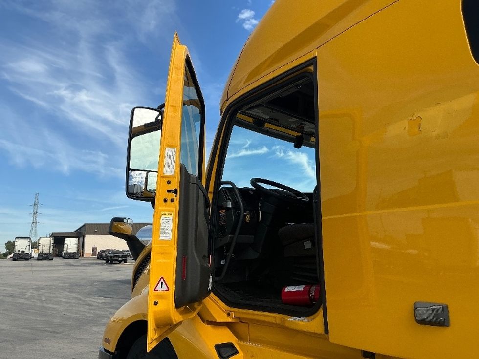 Sleeper Tractor-Heavy Duty Tractors-Volvo-2022-VNL64760-East Chicago-IN-406,524\n\t\tmiles-$ 77,000 - Image 9