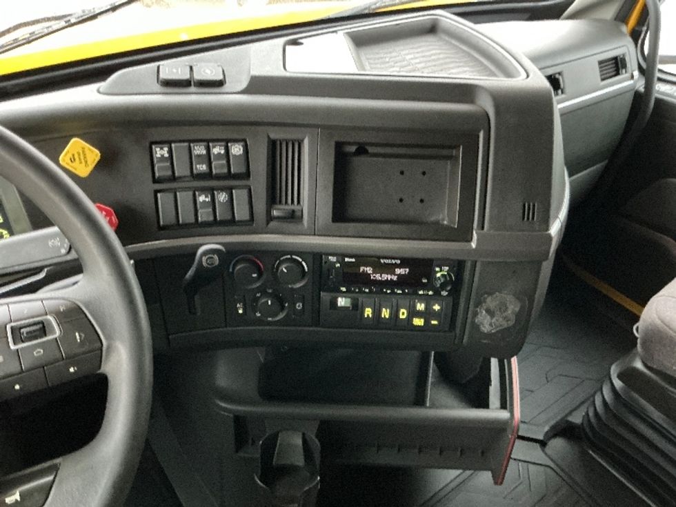 Sleeper Tractor-Heavy Duty Tractors-Volvo-2022-VNL64760-East Chicago-IN-407,468\n\t\tmiles-$ 73,500 - Image 11