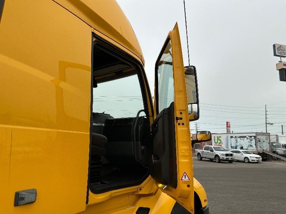 Sleeper Tractor-Heavy Duty Tractors-Volvo-2022-VNL64760-East Chicago-IN-407,468\n\t\tmiles-$ 73,500 - Image 12