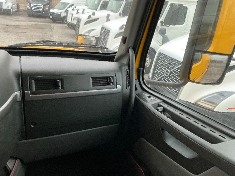 Sleeper Tractor-Heavy Duty Tractors-Volvo-2022-VNL64760-East Chicago-IN-407,468\n\t\tmiles-$ 73,500 - Image 13