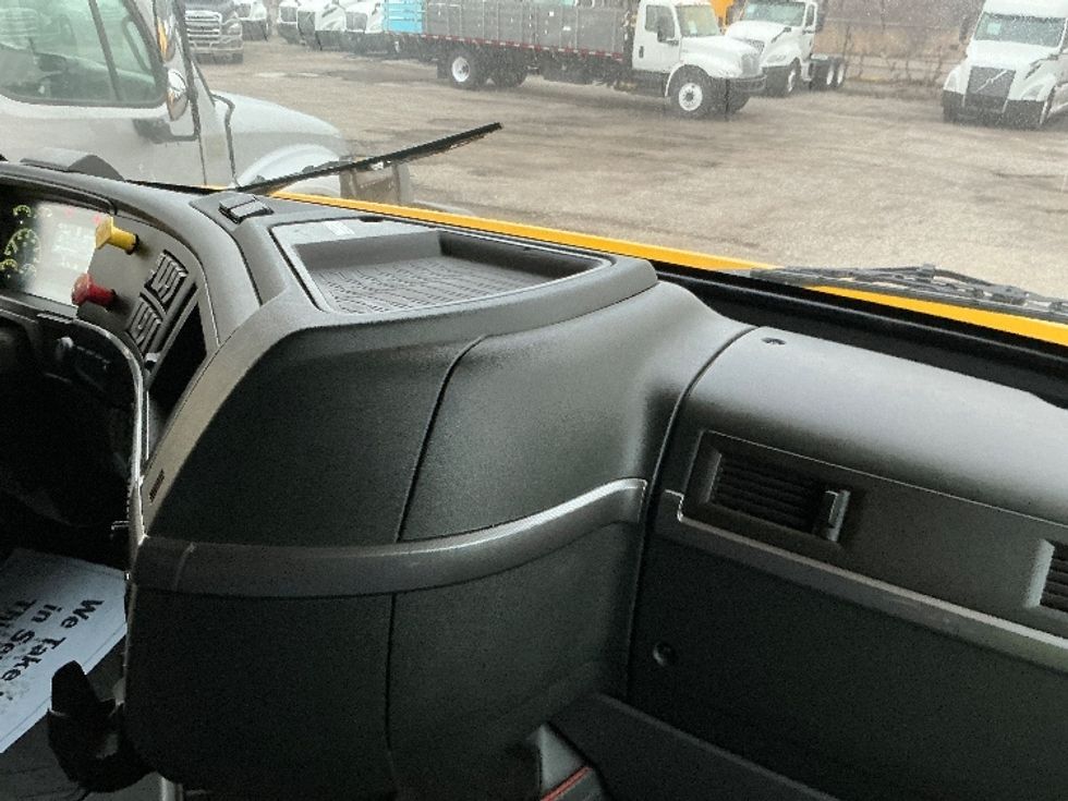 Sleeper Tractor-Heavy Duty Tractors-Volvo-2022-VNL64760-East Chicago-IN-407,468\n\t\tmiles-$ 73,500 - Image 14