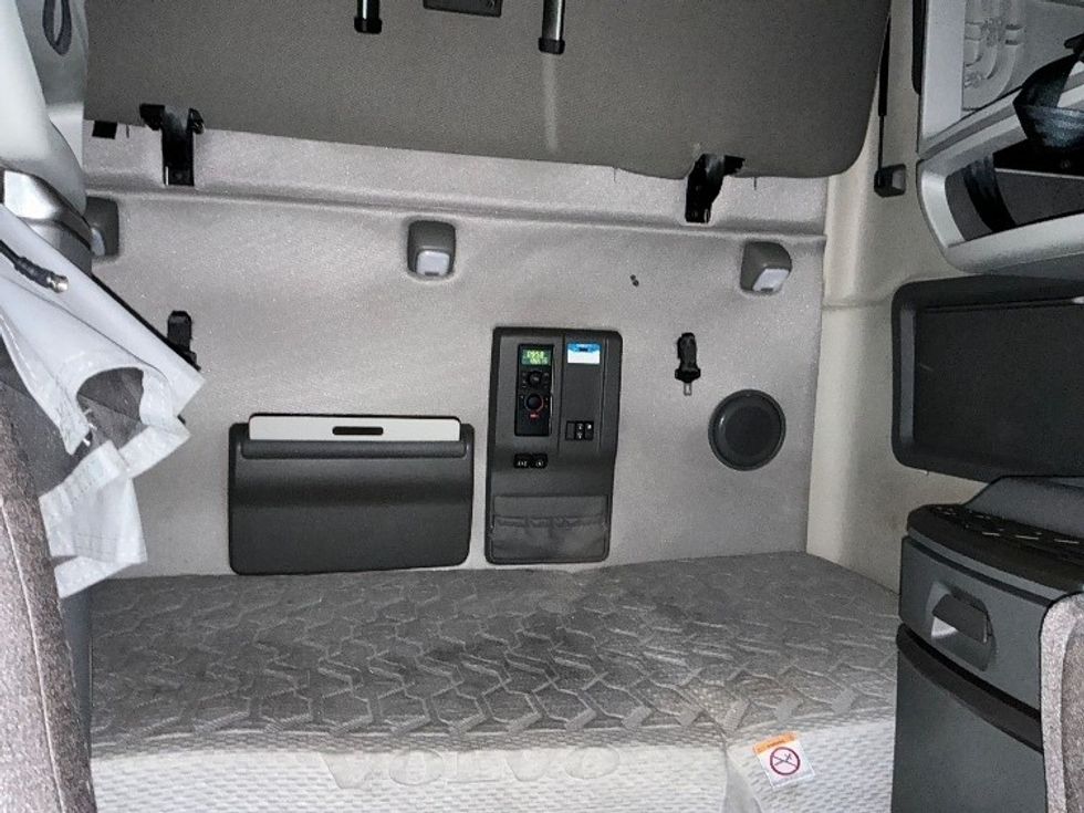 Sleeper Tractor-Heavy Duty Tractors-Volvo-2022-VNL64760-East Chicago-IN-407,468\n\t\tmiles-$ 73,500 - Image 15