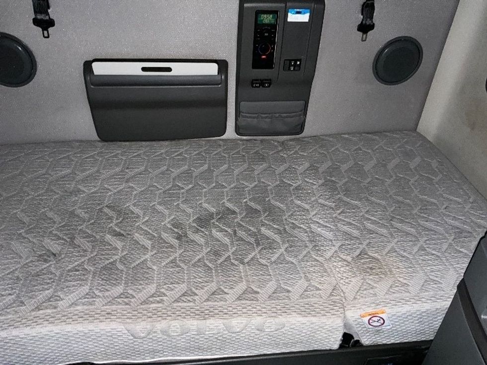 Sleeper Tractor-Heavy Duty Tractors-Volvo-2022-VNL64760-East Chicago-IN-407,468\n\t\tmiles-$ 73,500 - Image 16