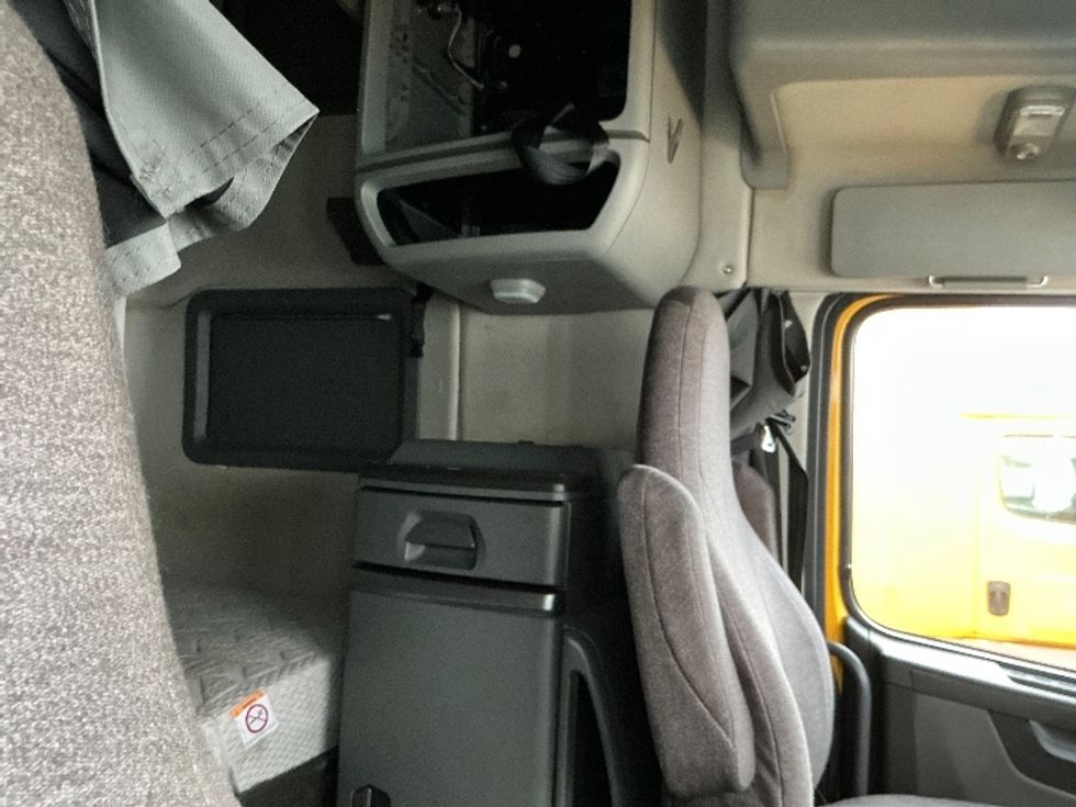 Sleeper Tractor-Heavy Duty Tractors-Volvo-2022-VNL64760-East Chicago-IN-407,468\n\t\tmiles-$ 73,500 - Image 17