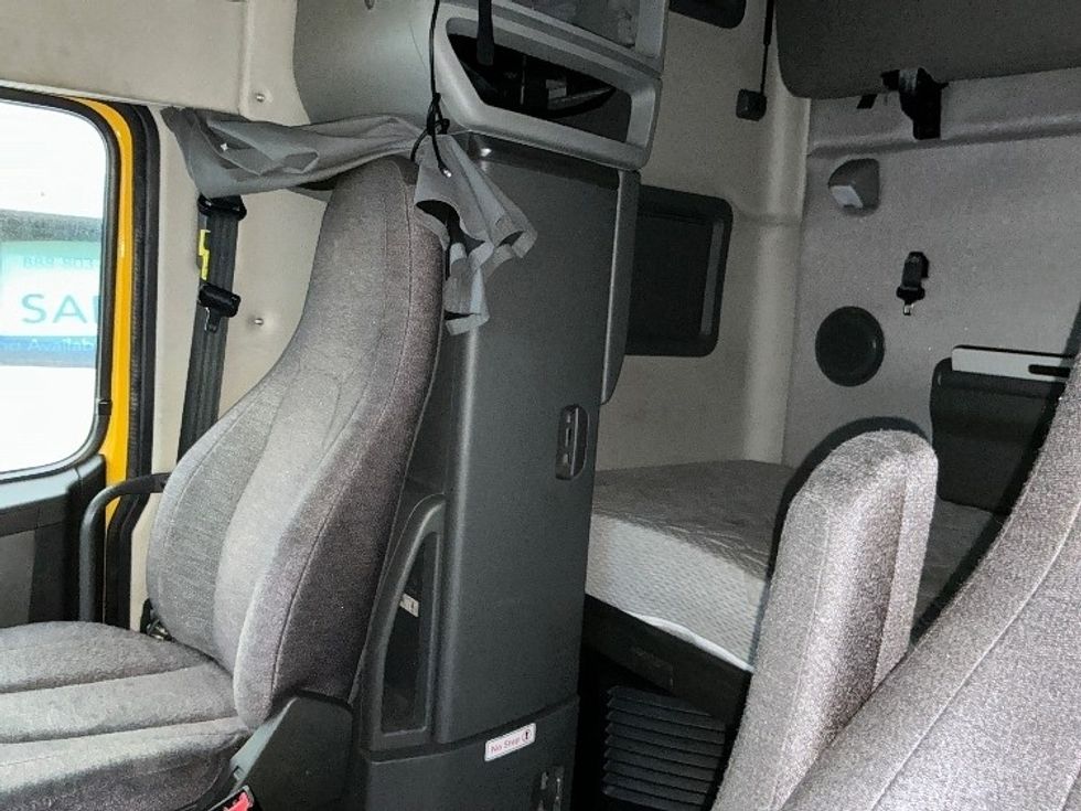 Sleeper Tractor-Heavy Duty Tractors-Volvo-2022-VNL64760-East Chicago-IN-407,468\n\t\tmiles-$ 73,500 - Image 18