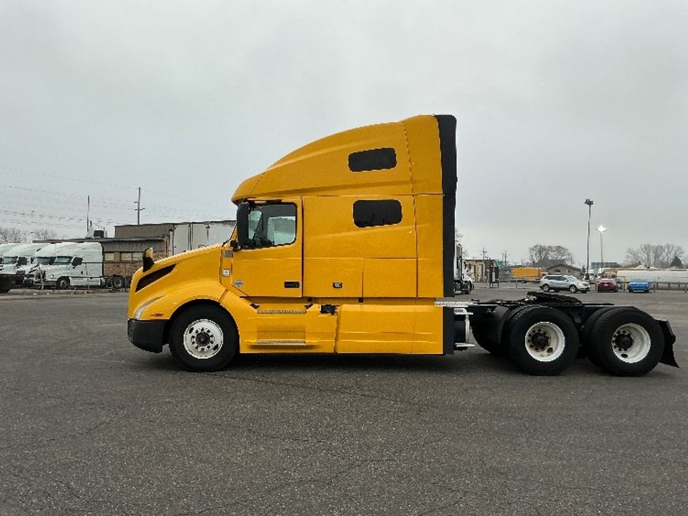 Sleeper Tractor-Heavy Duty Tractors-Volvo-2022-VNL64760-East Chicago-IN-407,468\n\t\tmiles-$ 73,500 - Image 4