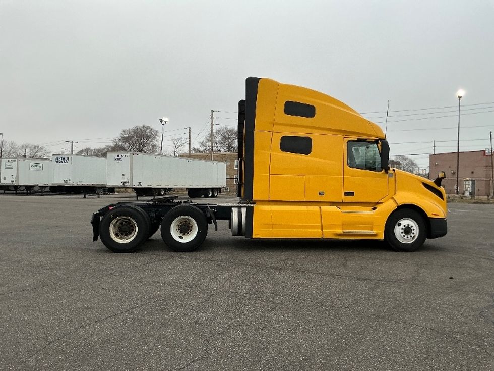 Sleeper Tractor-Heavy Duty Tractors-Volvo-2022-VNL64760-East Chicago-IN-407,468\n\t\tmiles-$ 73,500 - Image 8