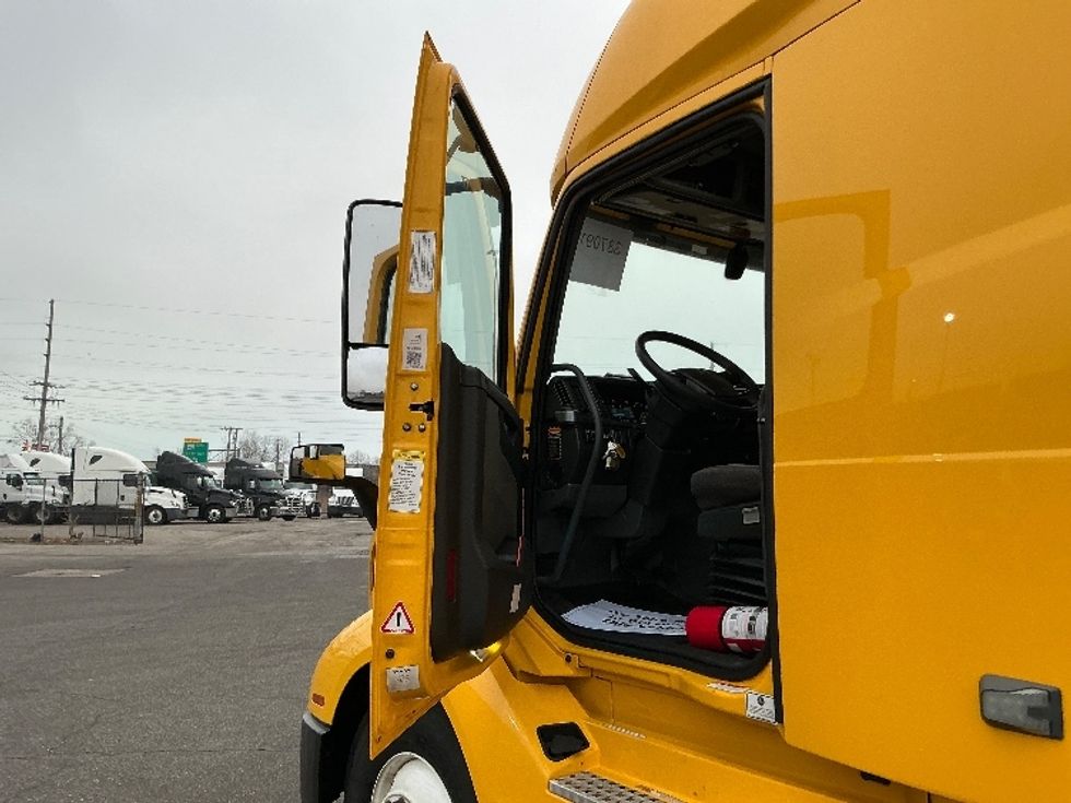 Sleeper Tractor-Heavy Duty Tractors-Volvo-2022-VNL64760-East Chicago-IN-407,468\n\t\tmiles-$ 73,500 - Image 9