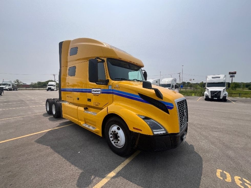 Sleeper Tractor-Heavy Duty Tractors-Volvo-2022-VNL64760-East Chicago-IN-414,004\n\t\tmiles-$ 73,000 - Image 1