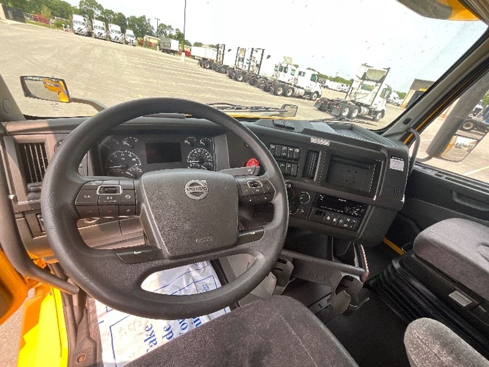 Sleeper Tractor-Heavy Duty Tractors-Volvo-2022-VNL64760-East Chicago-IN-414,004\n\t\tmiles-$ 73,000 - Image 11