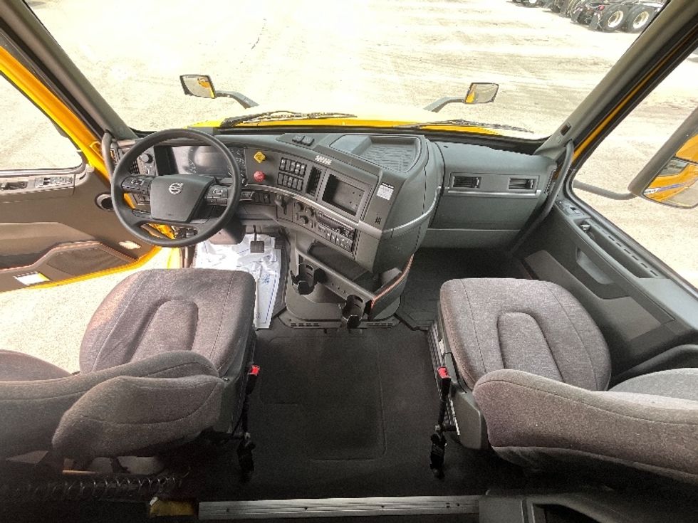 Sleeper Tractor-Heavy Duty Tractors-Volvo-2022-VNL64760-East Chicago-IN-414,004\n\t\tmiles-$ 73,000 - Image 12
