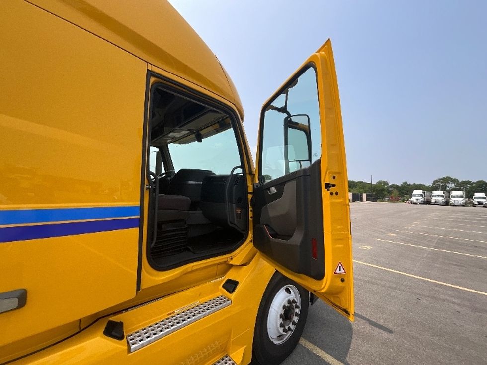 Sleeper Tractor-Heavy Duty Tractors-Volvo-2022-VNL64760-East Chicago-IN-414,004\n\t\tmiles-$ 73,000 - Image 13