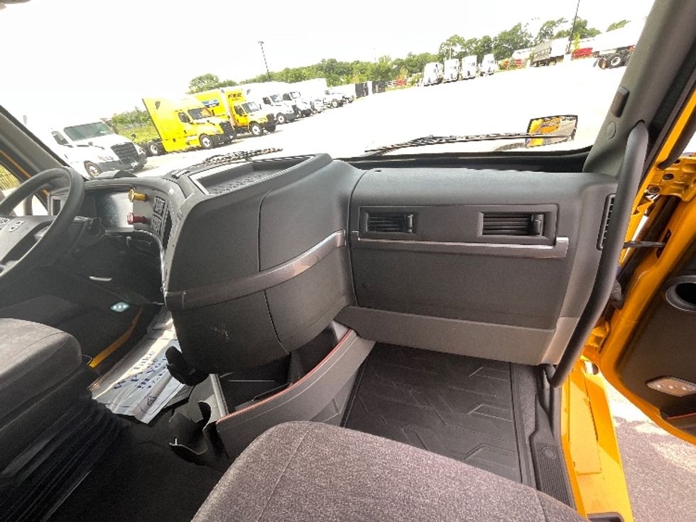 Sleeper Tractor-Heavy Duty Tractors-Volvo-2022-VNL64760-East Chicago-IN-414,004\n\t\tmiles-$ 73,000 - Image 14