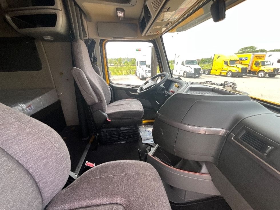 Sleeper Tractor-Heavy Duty Tractors-Volvo-2022-VNL64760-East Chicago-IN-414,004\n\t\tmiles-$ 73,000 - Image 15