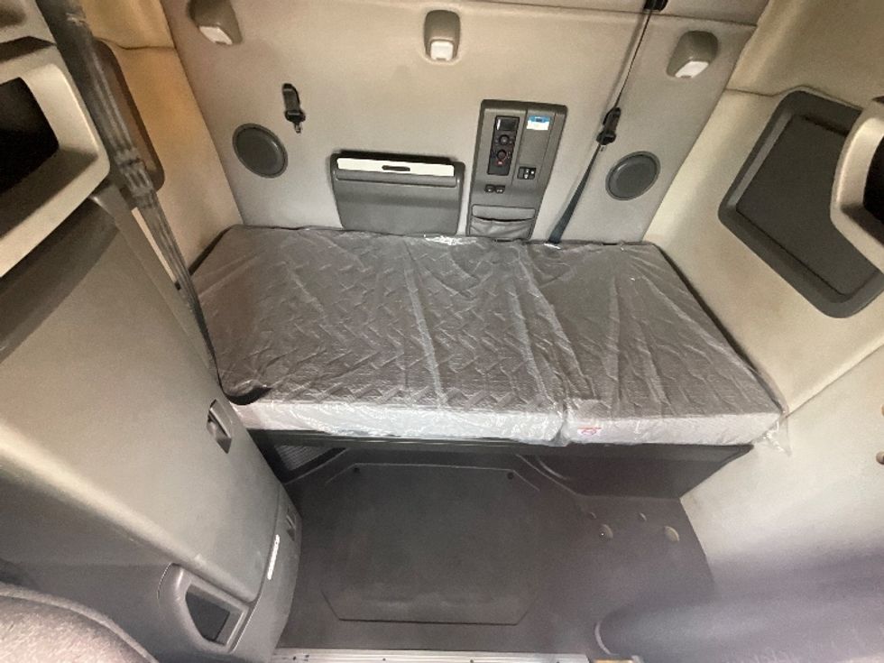 Sleeper Tractor-Heavy Duty Tractors-Volvo-2022-VNL64760-East Chicago-IN-414,004\n\t\tmiles-$ 73,000 - Image 16