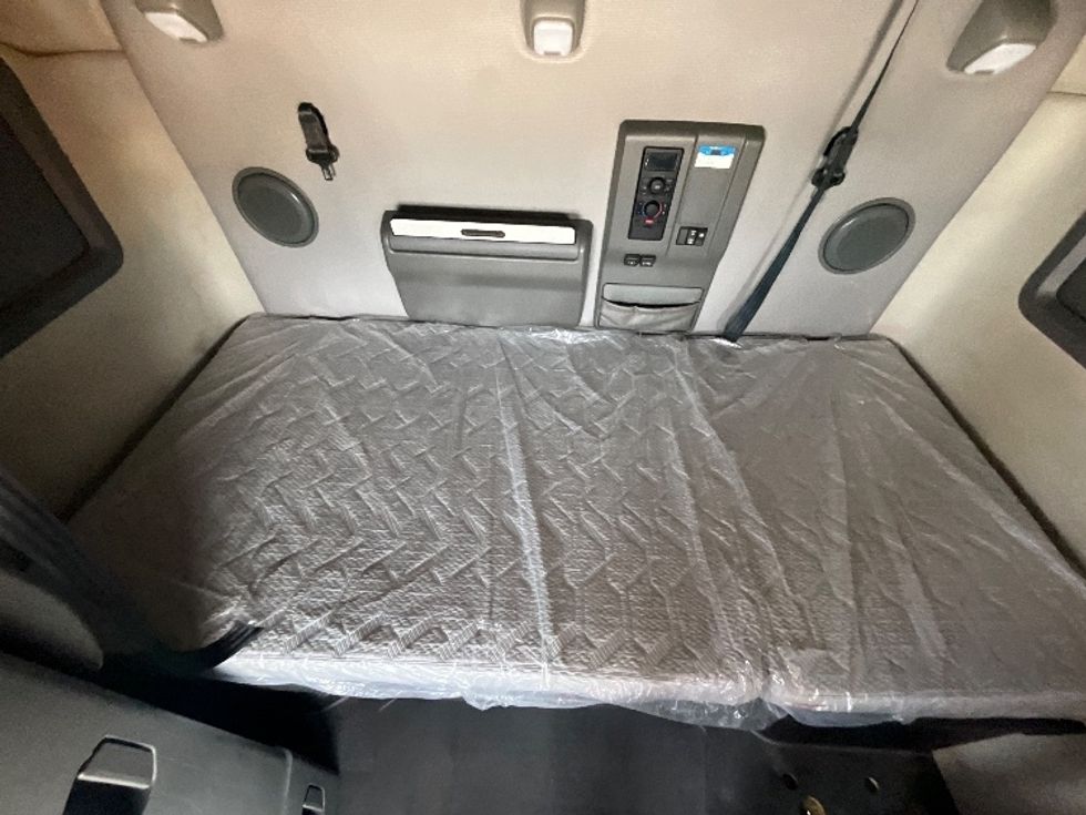 Sleeper Tractor-Heavy Duty Tractors-Volvo-2022-VNL64760-East Chicago-IN-414,004\n\t\tmiles-$ 73,000 - Image 17