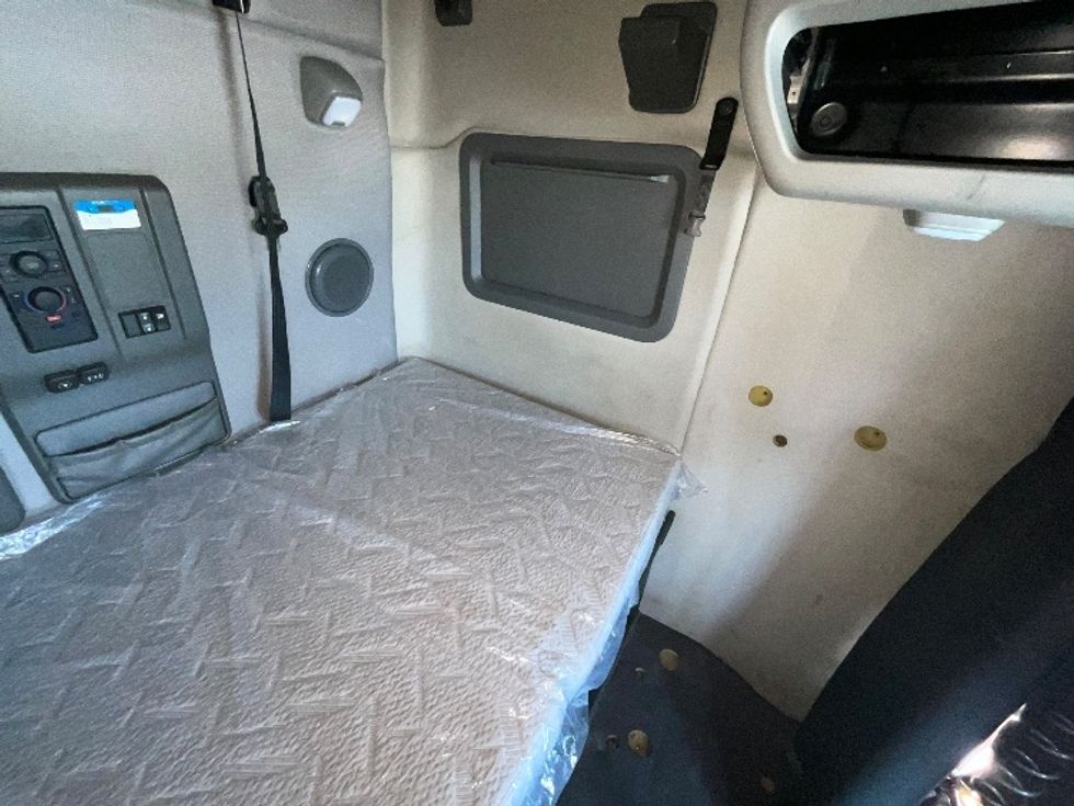 Sleeper Tractor-Heavy Duty Tractors-Volvo-2022-VNL64760-East Chicago-IN-414,004\n\t\tmiles-$ 73,000 - Image 18