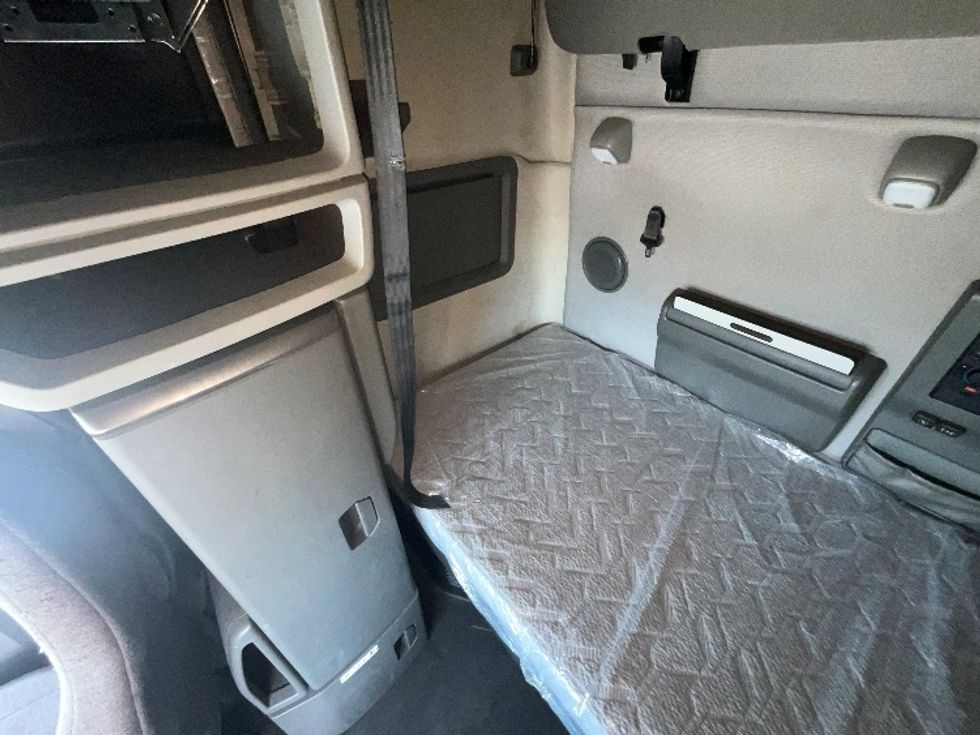 Sleeper Tractor-Heavy Duty Tractors-Volvo-2022-VNL64760-East Chicago-IN-414,004\n\t\tmiles-$ 73,000 - Image 19