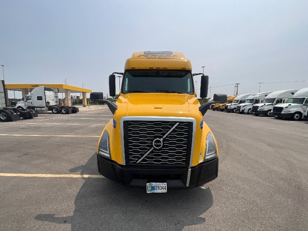 Sleeper Tractor-Heavy Duty Tractors-Volvo-2022-VNL64760-East Chicago-IN-414,004\n\t\tmiles-$ 73,000 - Image 2