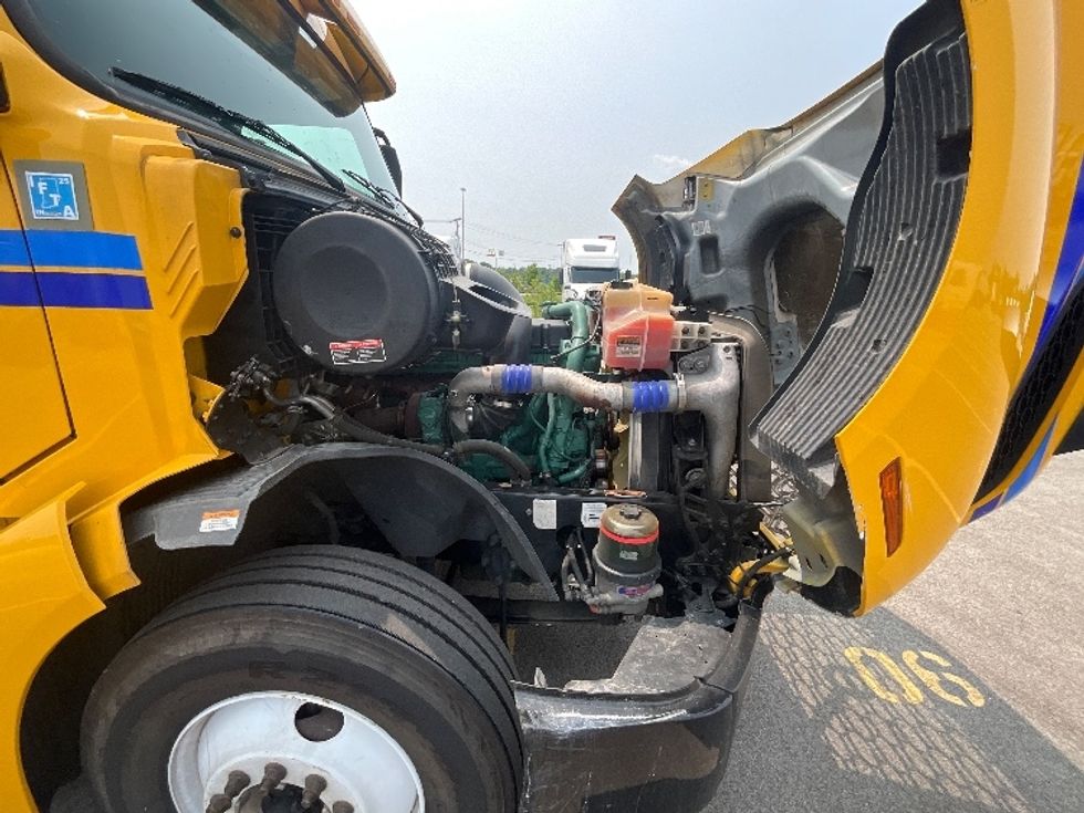 Sleeper Tractor-Heavy Duty Tractors-Volvo-2022-VNL64760-East Chicago-IN-414,004\n\t\tmiles-$ 73,000 - Image 20