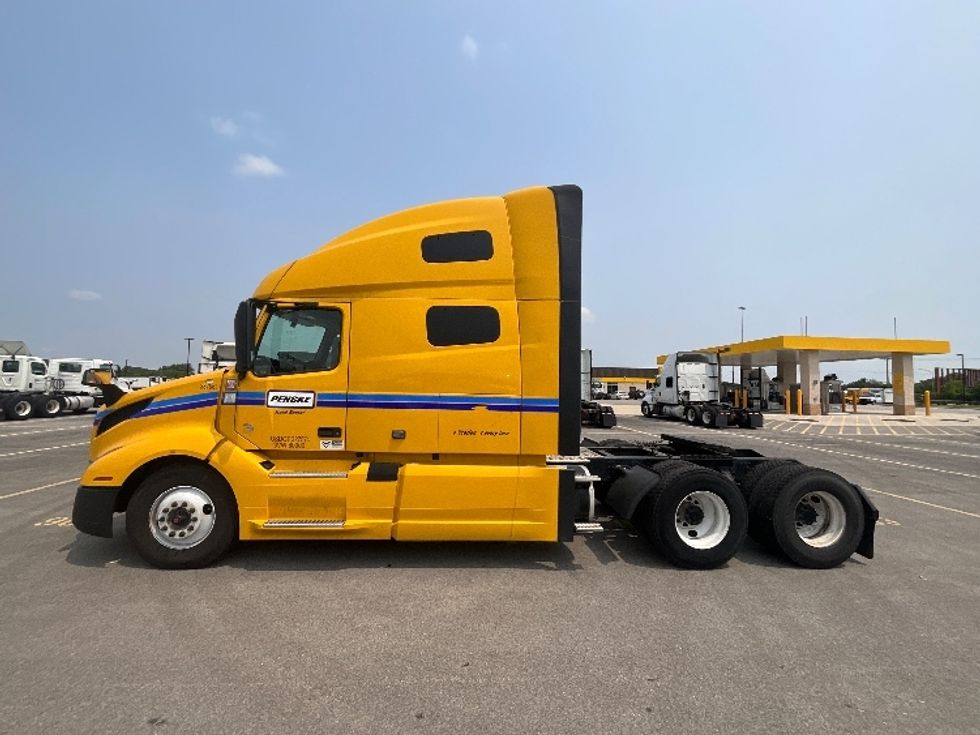 Sleeper Tractor-Heavy Duty Tractors-Volvo-2022-VNL64760-East Chicago-IN-414,004\n\t\tmiles-$ 73,000 - Image 4