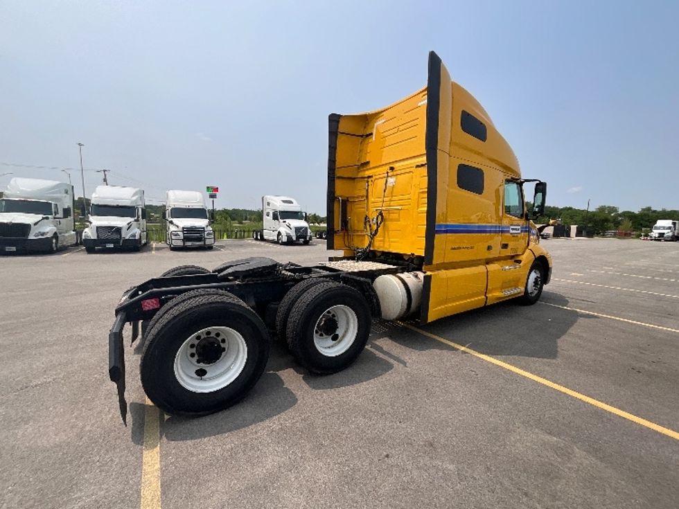 Sleeper Tractor-Heavy Duty Tractors-Volvo-2022-VNL64760-East Chicago-IN-414,004\n\t\tmiles-$ 73,000 - Image 7