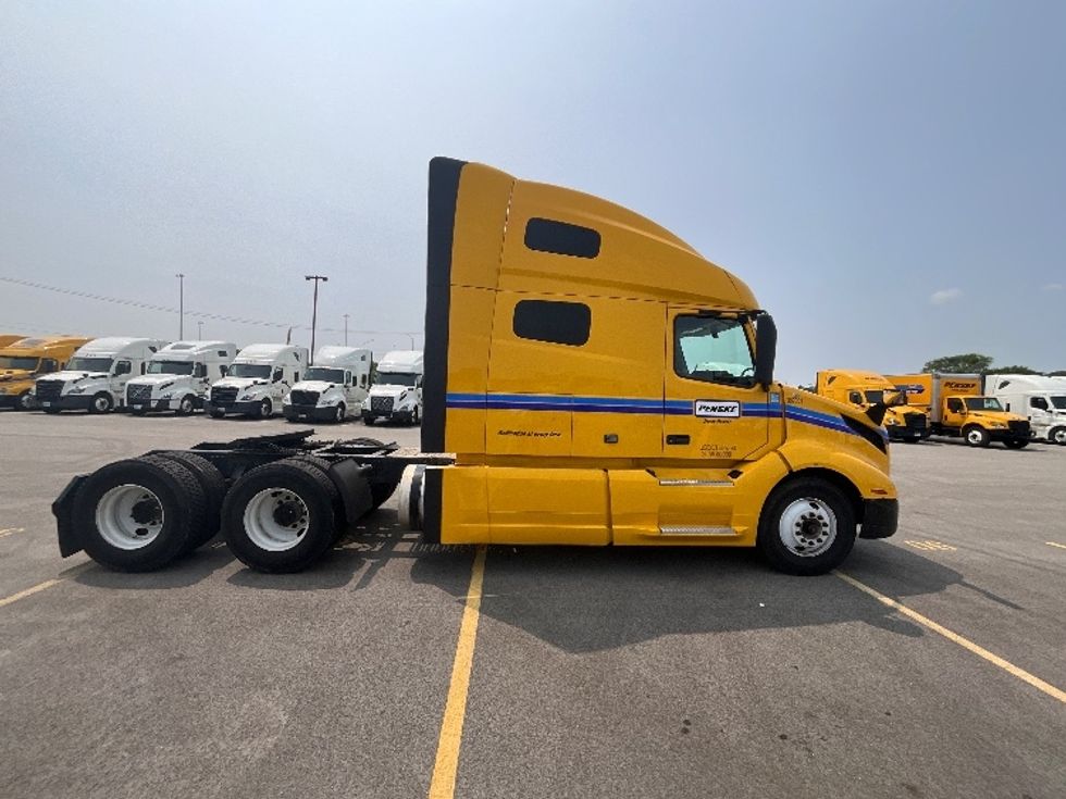 Sleeper Tractor-Heavy Duty Tractors-Volvo-2022-VNL64760-East Chicago-IN-414,004\n\t\tmiles-$ 73,000 - Image 8