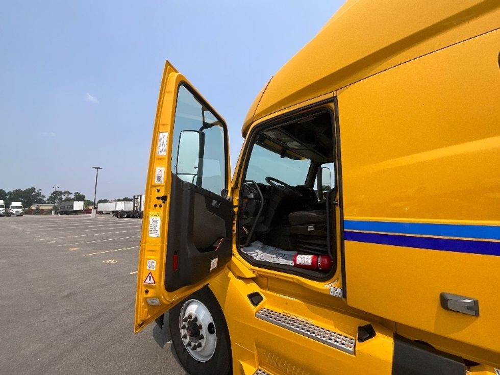 Sleeper Tractor-Heavy Duty Tractors-Volvo-2022-VNL64760-East Chicago-IN-414,004\n\t\tmiles-$ 73,000 - Image 9