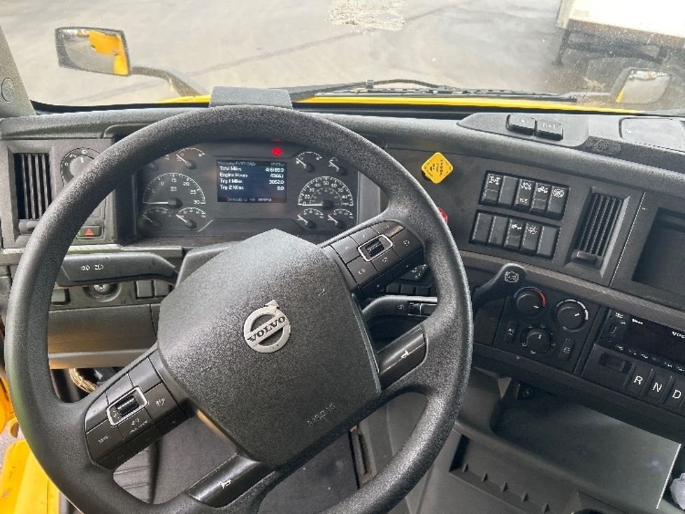 Sleeper Tractor-Heavy Duty Tractors-Volvo-2022-VNL64760-East Chicago-IN-416,184\n\t\tmiles-$ 72,750 - Image 10