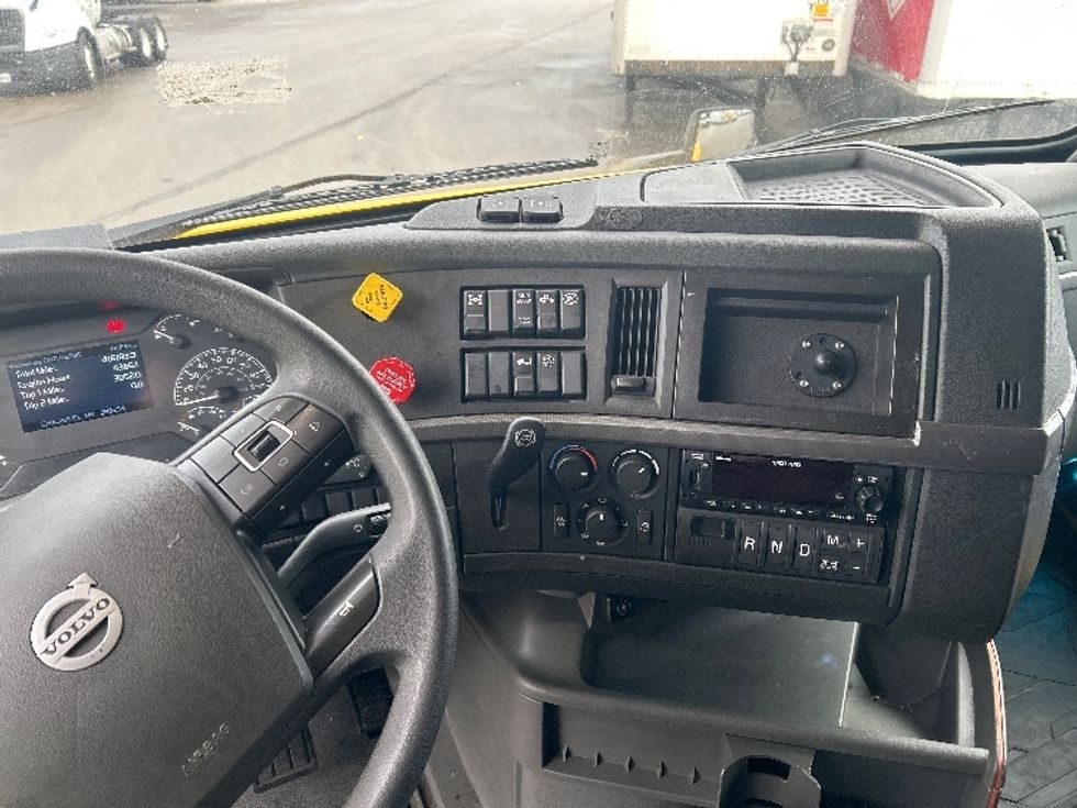 Sleeper Tractor-Heavy Duty Tractors-Volvo-2022-VNL64760-East Chicago-IN-416,184\n\t\tmiles-$ 72,750 - Image 11