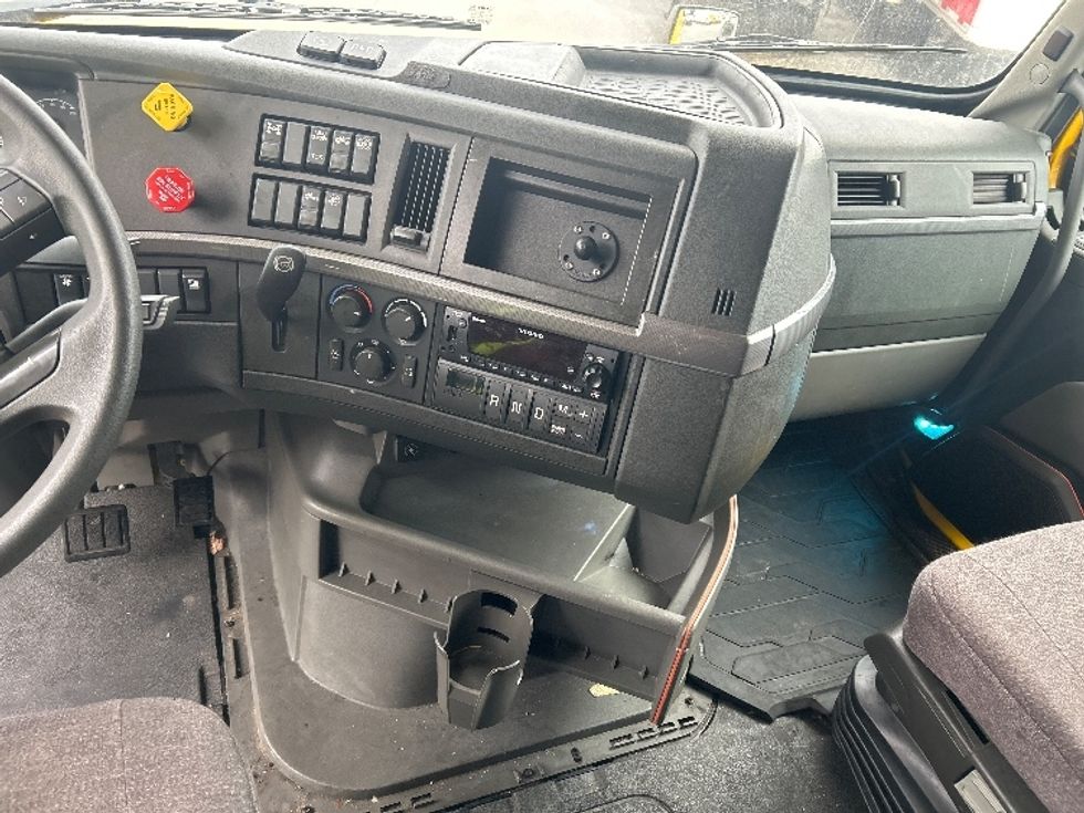 Sleeper Tractor-Heavy Duty Tractors-Volvo-2022-VNL64760-East Chicago-IN-416,184\n\t\tmiles-$ 72,750 - Image 12