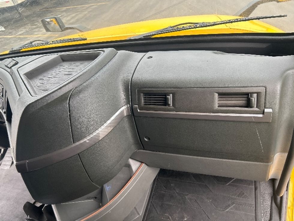 Sleeper Tractor-Heavy Duty Tractors-Volvo-2022-VNL64760-East Chicago-IN-416,184\n\t\tmiles-$ 72,750 - Image 14