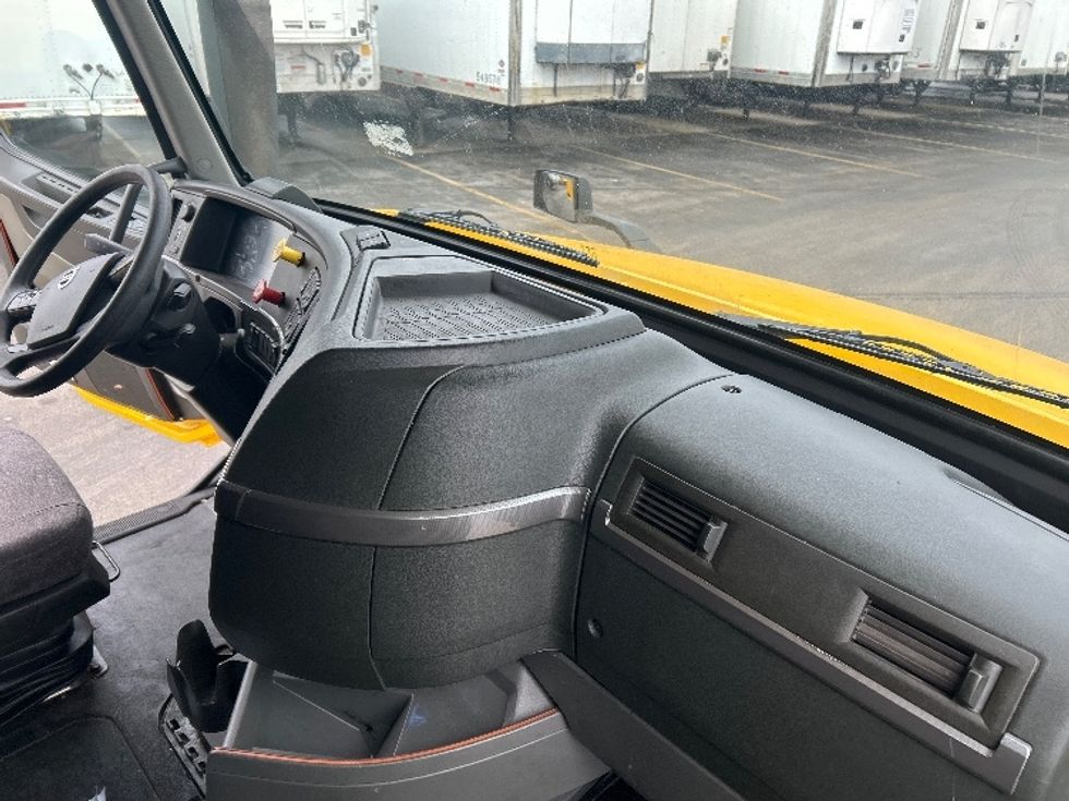 Sleeper Tractor-Heavy Duty Tractors-Volvo-2022-VNL64760-East Chicago-IN-416,184\n\t\tmiles-$ 72,750 - Image 15