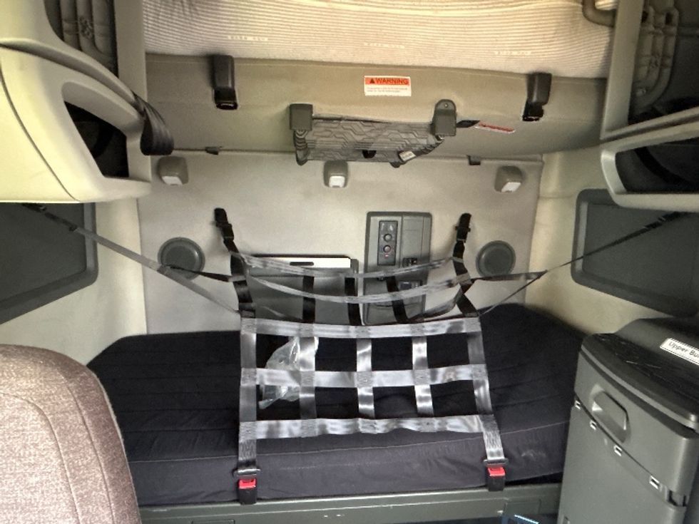 Sleeper Tractor-Heavy Duty Tractors-Volvo-2022-VNL64760-East Chicago-IN-416,184\n\t\tmiles-$ 72,750 - Image 16