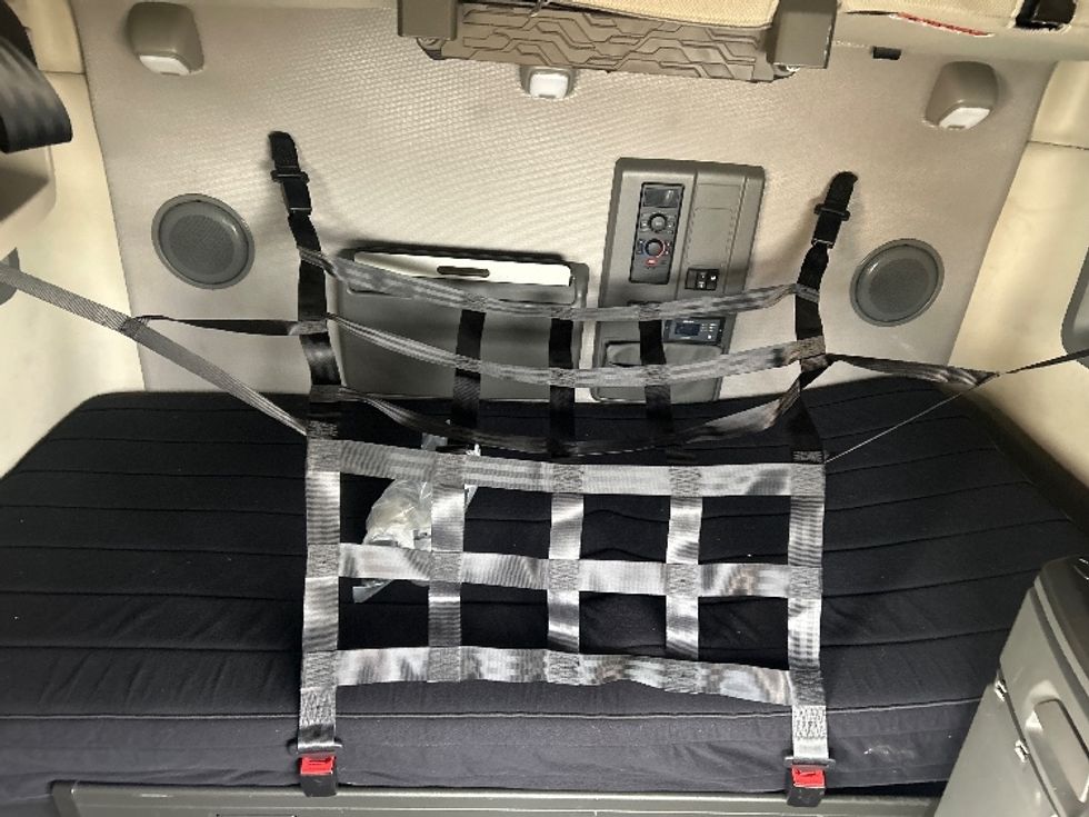 Sleeper Tractor-Heavy Duty Tractors-Volvo-2022-VNL64760-East Chicago-IN-416,184\n\t\tmiles-$ 72,750 - Image 17