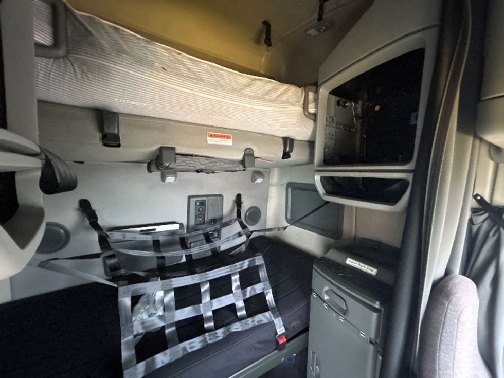 Sleeper Tractor-Heavy Duty Tractors-Volvo-2022-VNL64760-East Chicago-IN-416,184\n\t\tmiles-$ 72,750 - Image 18