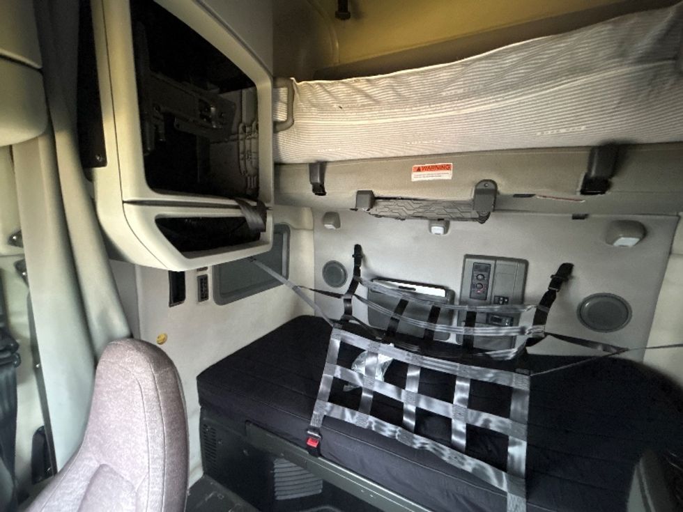 Sleeper Tractor-Heavy Duty Tractors-Volvo-2022-VNL64760-East Chicago-IN-416,184\n\t\tmiles-$ 72,750 - Image 19