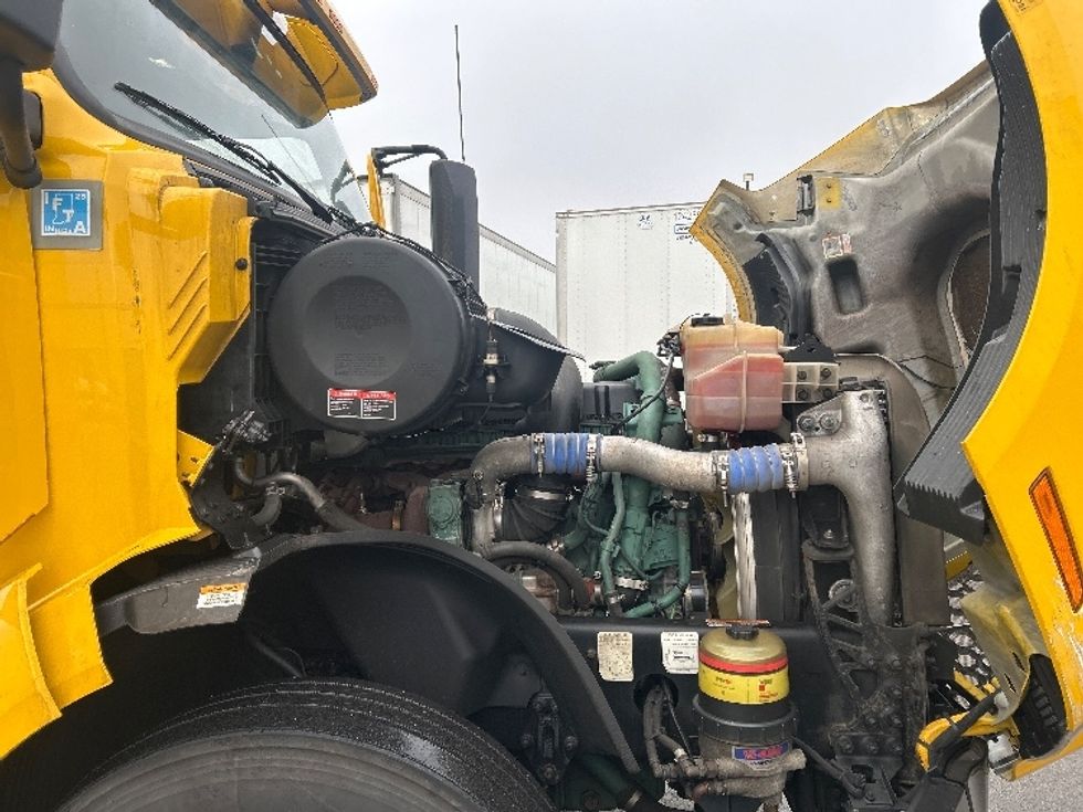 Sleeper Tractor-Heavy Duty Tractors-Volvo-2022-VNL64760-East Chicago-IN-416,184\n\t\tmiles-$ 72,750 - Image 20