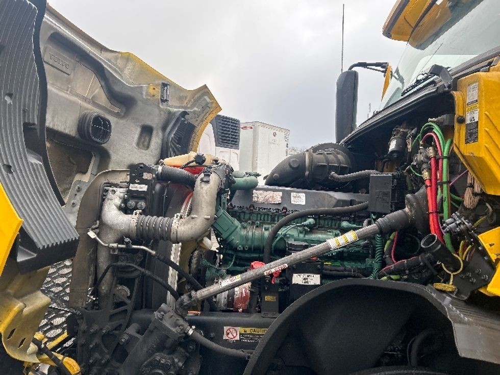 Sleeper Tractor-Heavy Duty Tractors-Volvo-2022-VNL64760-East Chicago-IN-416,184\n\t\tmiles-$ 72,750 - Image 21